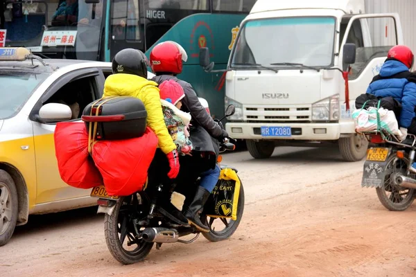 Trabajadores Migrantes Chinos Viajan Motocicletas Por Una Carretera Para Regresar — Foto de Stock