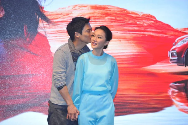 Actriz China Zhou Xun Derecha Besada Por Marido Actor Estadounidense — Foto de Stock