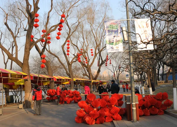 Kinesiska Arbetare Förbereda Att Dekorera Korridor Med Röda Lyktor Inför — Stockfoto