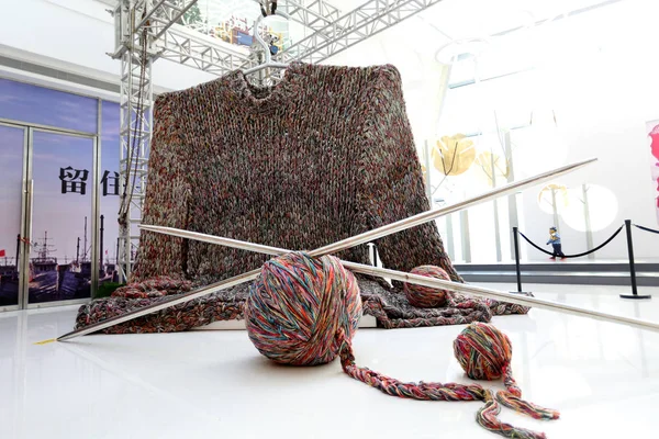 Una Enorme Instalación Arte Suéter Exhibe Centro Comercial Ciudad Shenyang — Foto de Stock