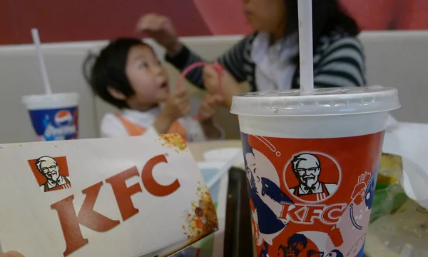 Clientes Comem Restaurante Fast Food Kfc Yum Brands Cidade Qingdao — Fotografia de Stock