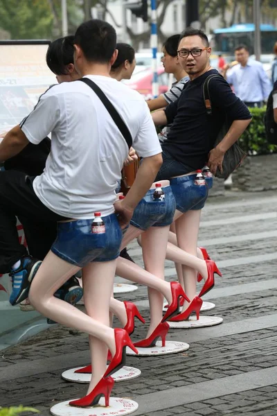Los Jóvenes Sientan Los Taburetes Forma Piernas Largas Sexy Nanjing —  Fotos de Stock