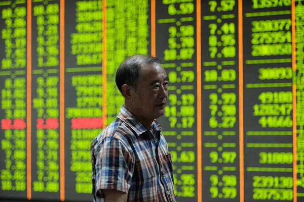 Concerned Chinese Investor Pictured Front Screen Displaying Prices Shares Red — 图库照片