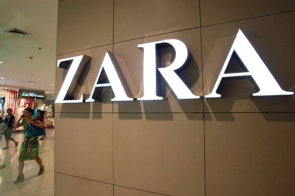 2012년 상하이의 쇼핑몰에서 스페인 패스트 브랜드 Zara 매장을 지나가는 고객들 — 스톡 사진