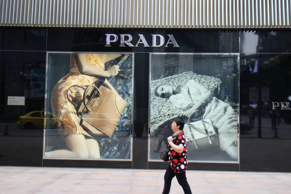Passeggiata Pedonale Davanti Una Boutique Prada Centro Commerciale Chongqing Cina — Foto Stock