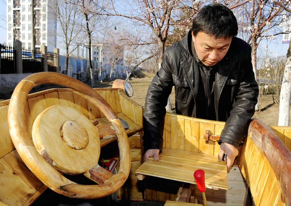 Κινέζος Ξυλουργός Liu Fulong Ελέγχει Την Έδρα Του Τρίτου Ξυλουργικού — Φωτογραφία Αρχείου