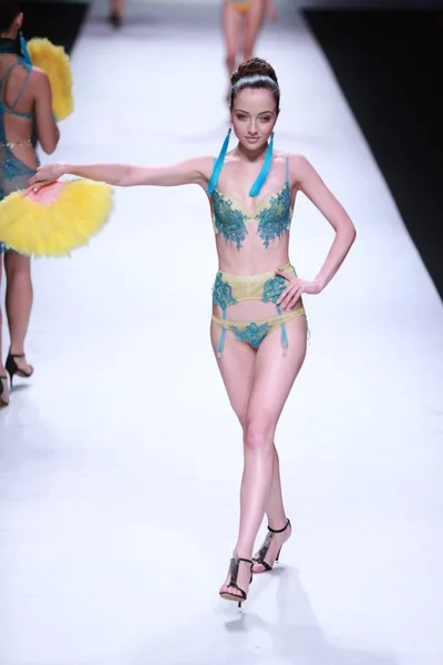 Model Displays New Creation Fashion Show Chinese Lingerie Brand Yalanka — 图库照片