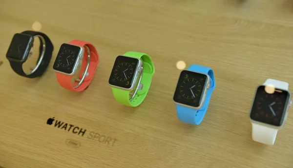 2015年4月24日 中国东部浙江省杭州市的苹果商店展出了苹果手表智能手表 — 图库照片