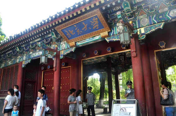 Pedestres Posam Para Fotos Frente Portão Universidade Pequim China Agosto — Fotografia de Stock