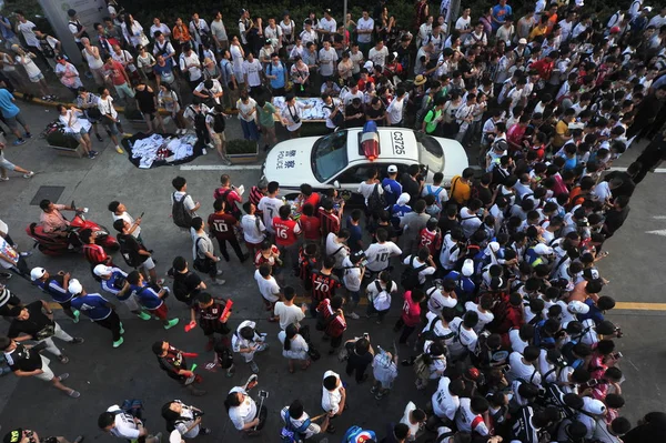 2015年7月30日 在中国上海上海体育场 一群足球迷等待皇马和 米兰球员的到来 两家俱乐部进行了一场友谊赛 — 图库照片