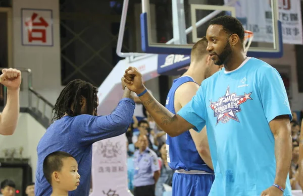 Tracy Mcgrady Mcgrady Allstar Right Interacts His Teammate Friendly Basketball — Stock Photo, Image