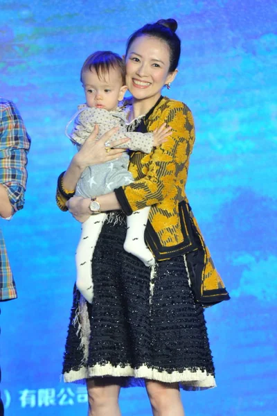 Die Chinesische Schauspielerin Zhang Ziyi Posiert Mit Einem Kleinen Baby — Stockfoto
