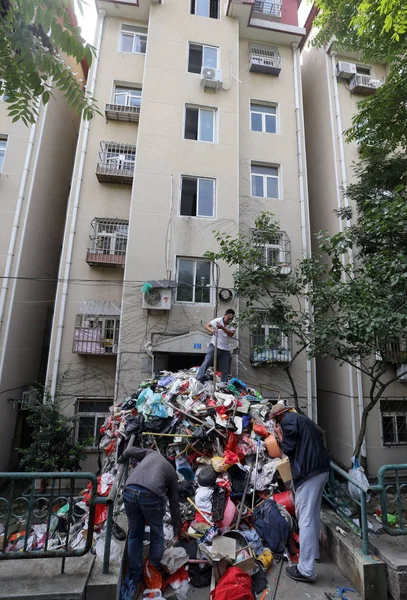 Trabalhadores Chineses Saneamento Limpam Monte Lixo Acumulado Por Idoso Residente — Fotografia de Stock