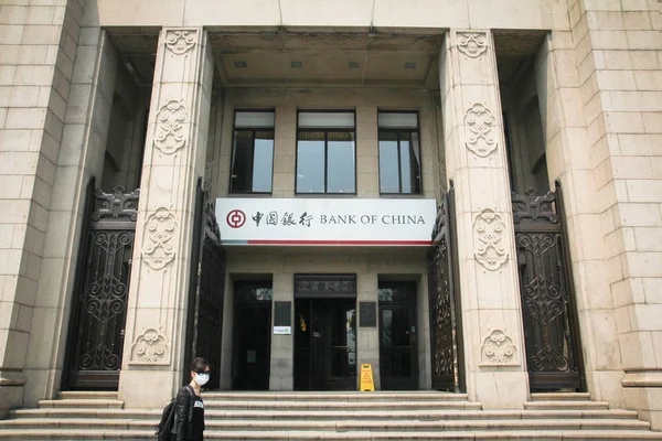 Piéton Portant Masque Facial Passe Devant Une Succursale Bank China — Photo