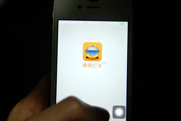 2014년 22일 상하이에서 사용자가 다니는 다쉬를 스마트폰으로 보여주고 — 스톡 사진