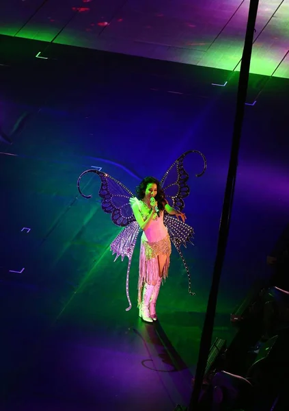 2015 日中国南部の広東省広州市に広州コンサートで彼女 カレン Regardez 2015 ワールド ツアー の中に実行する香港歌手カレン — ストック写真