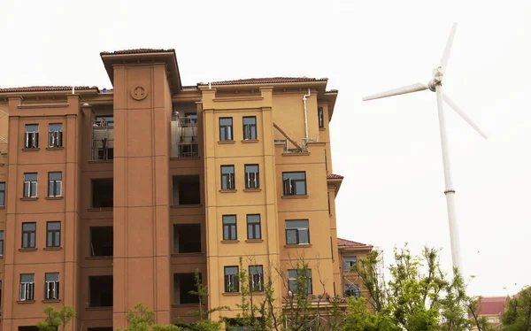 Una Turbina Eólica Gira Para Generar Electricidad Junto Edificio Apartamentos —  Fotos de Stock