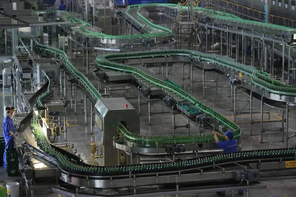 Trabalhadores Chineses Monitoram Uma Linha Produção Cerveja Uma Cervejaria Tsingtao — Fotografia de Stock