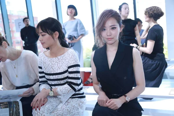 Chinese Zangeres Zhang Liangying Rechts Actrice Sandra Sichun Center Wonen — Stockfoto