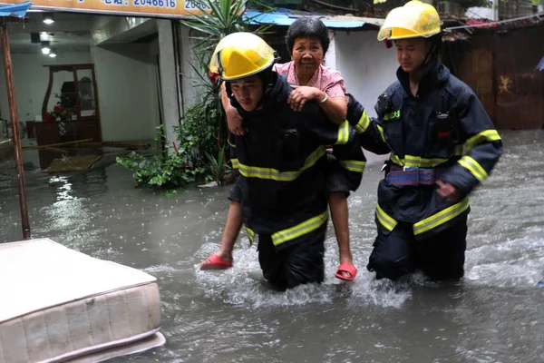 Китайские Спасатели Эвакуируют Местного Жителя Затопленных Районов Вызванных Обильными Дождями — стоковое фото