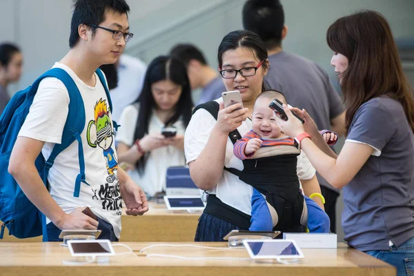 Китайський Клієнти Купують Iphone Плюс Смартфонів Apple Store Поблизу Західного — стокове фото