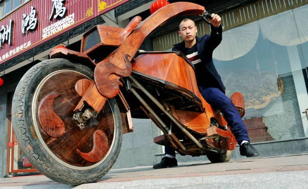 Κινέζος Αγρότης Jietao Θέτει Στη Μοτοσικλέτα Του Σπιτικό Ξύλινο Έναν — Φωτογραφία Αρχείου