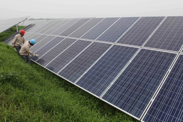 Китайские Рабочие Изучают Солнечные Батареи Фотоэлектрической Фотоэлектрической Электростанции Округе Ганьюй — стоковое фото