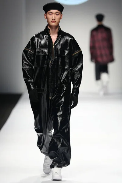 モデルは上海ファッション週秋 2015 年中国 上海で 2015 日中にアストリッド アンデルセン ファッションショーで新しい創造を表示します — ストック写真
