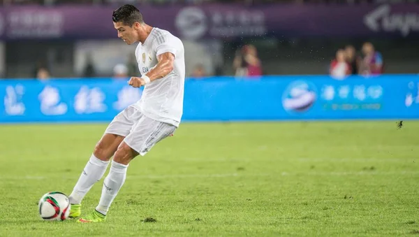 Cristiano Ronaldo Real Madrid Prend Coup Franc Contre Inter Milan — Photo