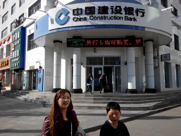 Gyalogosok Járni Elmúlt Fióktelepe Kína Építőipari Bank Ccb Qiqihar City — Stock Fotó