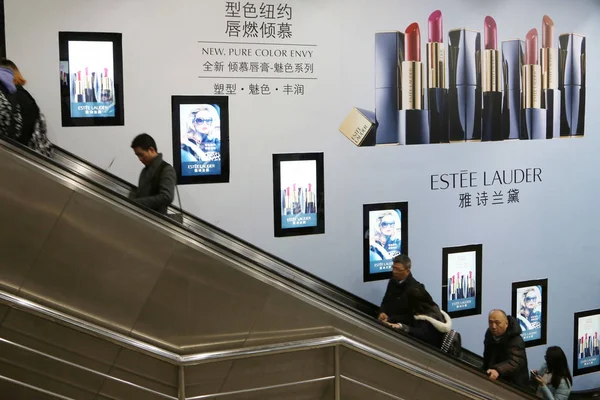 Cestující Eskalátoru Projíždějí Reklamu Pro Rtěnky Estee Lauder Stanici Metra — Stock fotografie