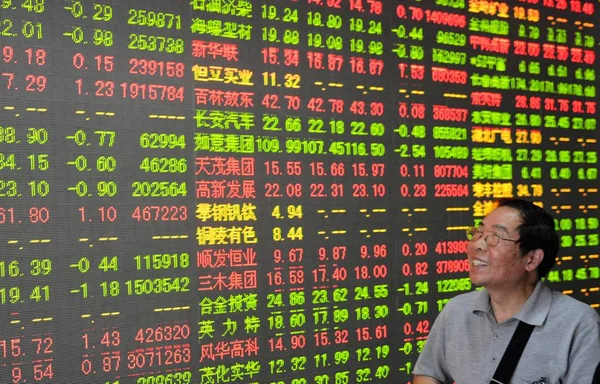 Kinesisk Investerare Ser Glad När Han Kollar Priserna Aktier Röd — Stockfoto