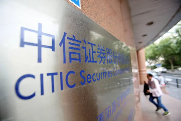 Cliente Entra Una Sucursal Citic Securities Shanghai China Agosto 2015 — Foto de Stock