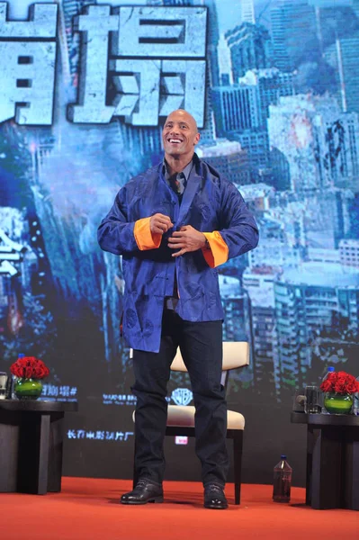 Amerykański Aktor Dwayne Johnson Stawia Tradycyjną Chińską Tang Garnitur Podczas — Zdjęcie stockowe