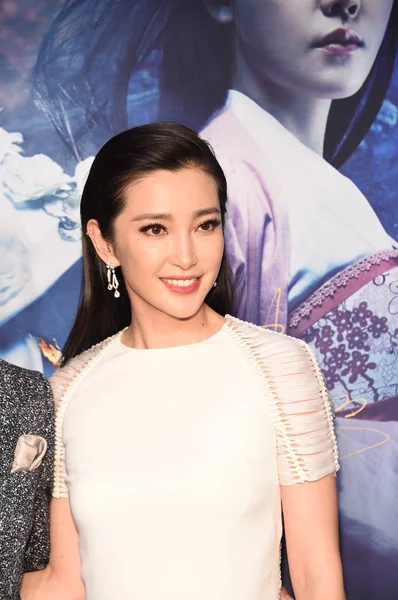 2015年2月4日 中国女演员李冰冰在中国北京为她的新片 雪女孩与黑暗水晶 首映式而在红毯上微笑 — 图库照片