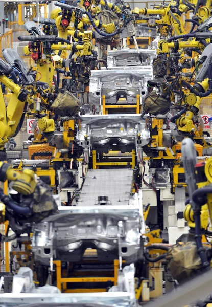 Roboterarme Schweißen Autoteile Einer Autofabrik Von Dongfeng Peugeot Citroen Automobile — Stockfoto