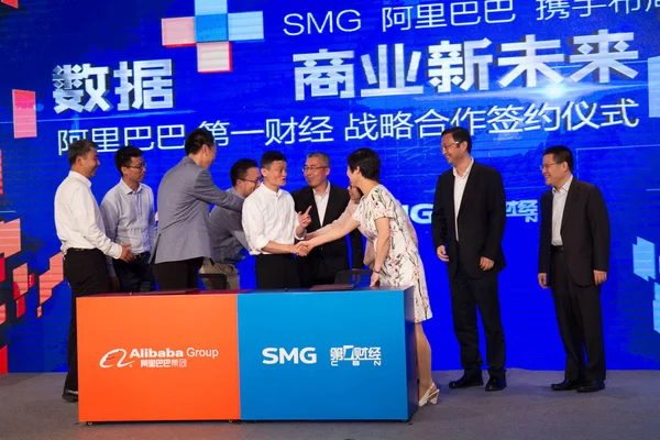 6月4日 上海で開催されたアリババとSmgのCbn 中国ビジネスニュース の署名式で アリババ グループの会長 ルイガン Ruigang と握手を交えたジャック Smg — ストック写真