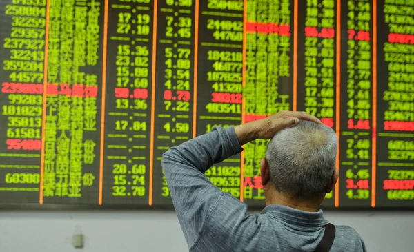 2015年5月7日 中国东部浙江省杭州市一家股票经纪公司的股价 价格上涨为红色 价格下跌为绿色 — 图库照片