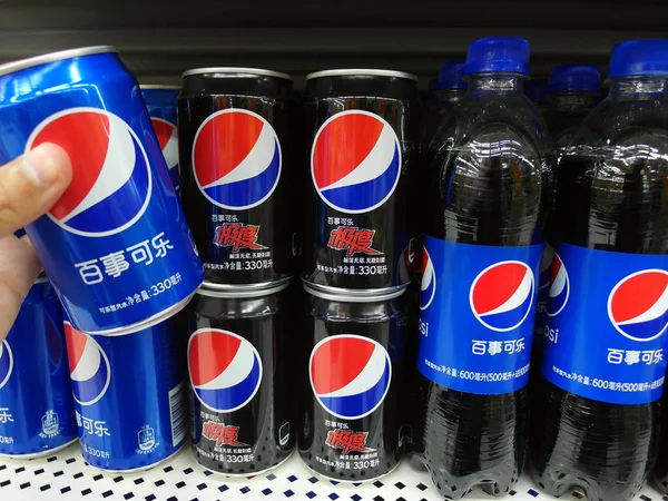 Zákazník Koupí Can Pepsi Cola Supermarketu Městě Jichang Střední Čínské — Stock fotografie