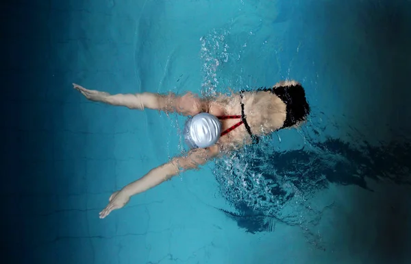 交通事故で足を失った中国人少女Qian Hongyanは 2011年8月9日 中国南西部の雲南省昆明市のスイミングプールで泳ぐ練習をしています — ストック写真