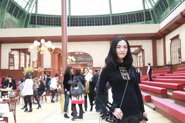 Die Chinesische Schauspielerin Yao Chen Posiert Auf Der Chanel Modenschau — Stockfoto