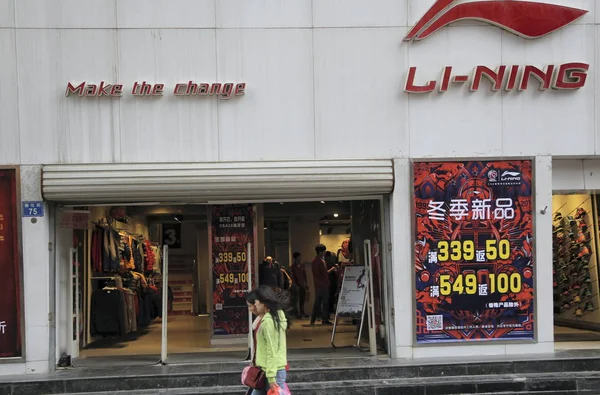 Pejalan Kaki Melewati Toko Pakaian Olahraga Ning Kota Zhengzhou Tengah — Stok Foto