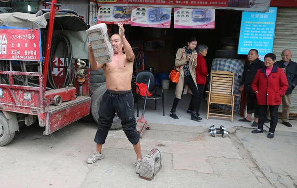 Kínai Férfi Huang Baoquan Balra Tart Egy Zár Bairen Falu — Stock Fotó