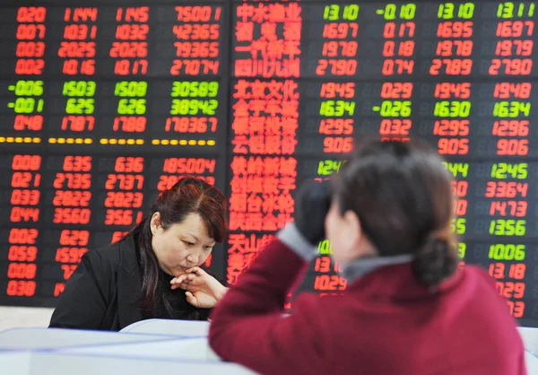 Китайські Інвестори Подивитися Цін Акцій Червоний Зростання Цін Зелений Падіння — стокове фото