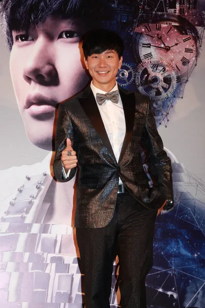 Singaporeanischer Sänger Lin Posiert Während Einer Pressekonferenz Für Sein Time — Stockfoto