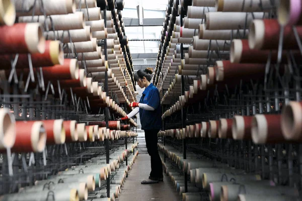 Una Trabajadora China Encarga Producción Hilados Una Fábrica Alfombras Ciudad —  Fotos de Stock