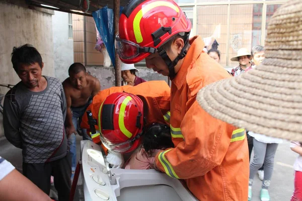 Chinese Brandweerlieden Proberen Redden Van Vier Jarige Meisje Vast Zitten — Stockfoto
