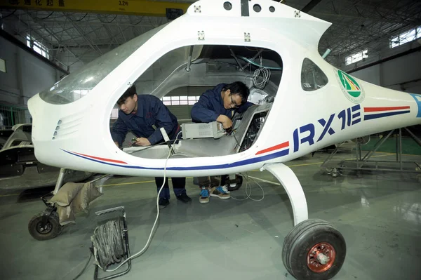 Trabajadores Chinos Montan Primer Avión Rx1E Propulsión Eléctrica Desarrollado Nivel — Foto de Stock