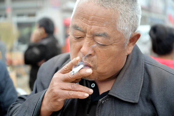 Homem Chinês Fuma Uma Rua Condado Chiping Cidade Liaocheng Província — Fotografia de Stock