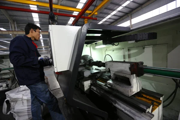 Trabalhador Chinês Processa Peças Aço Uma Fábrica Automóveis Cidade Rizhao — Fotografia de Stock